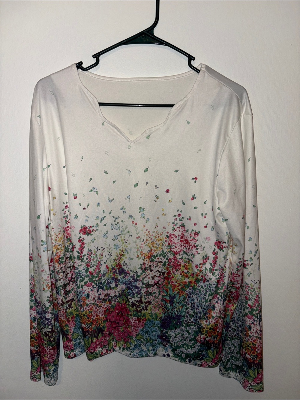 Women’s White Floral Long-Sleeve V-Notch Top